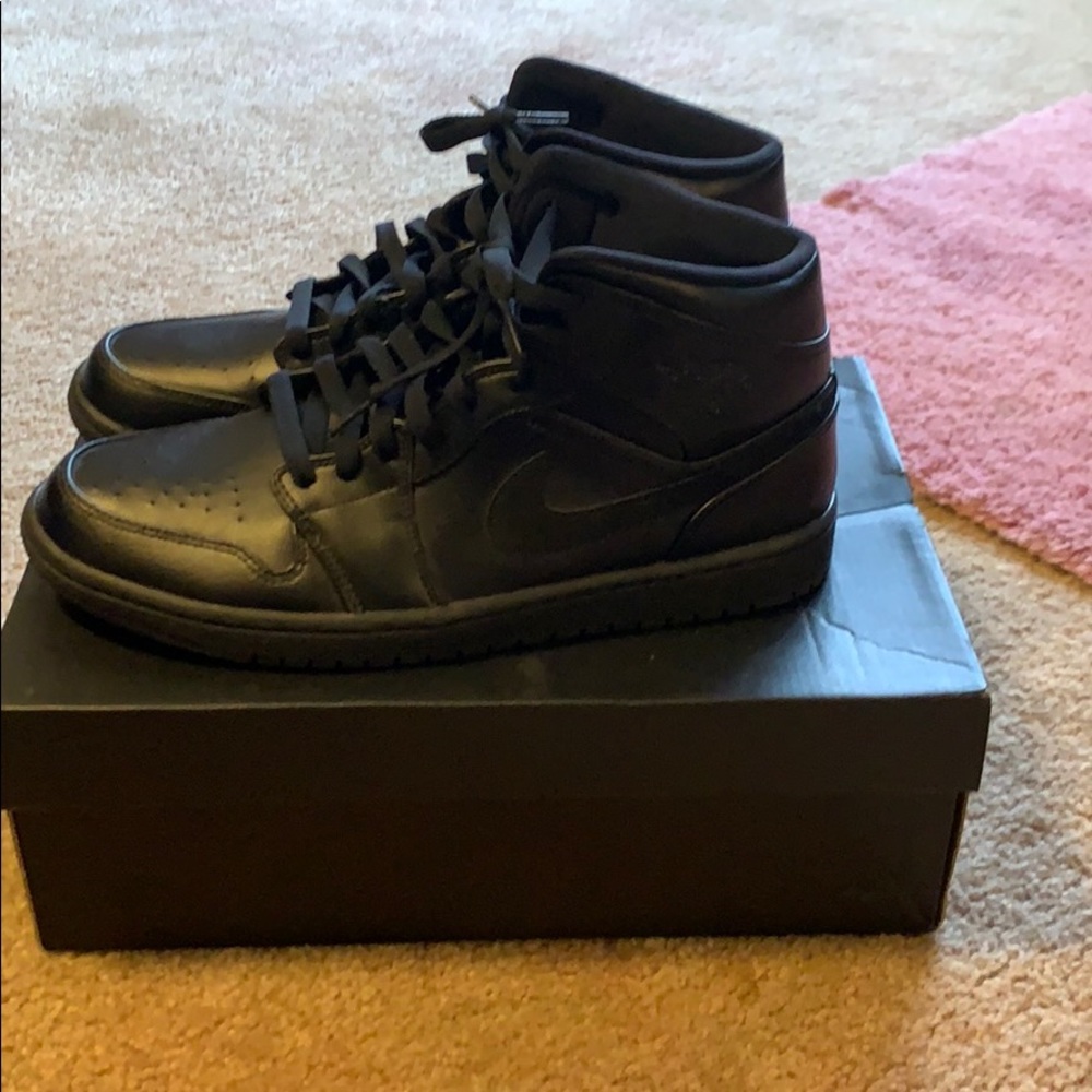 Air Jordan 1 mid black size 10.5